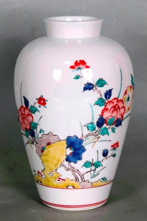 Sakaida Kakiemon XIII peony vase