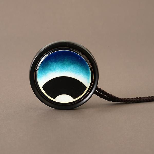 Jiyu Cloisonne Kagamibuta Netsuke 'Janome'
