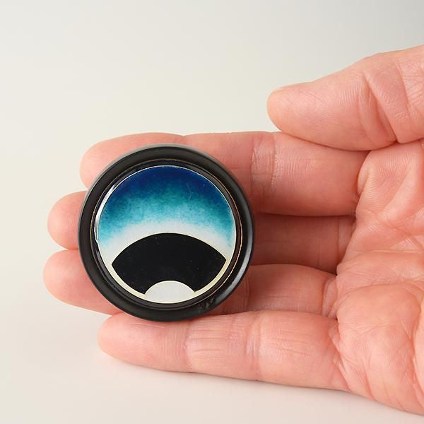 Jiyu Cloisonne Kagamibuta Netsuke 'Janome'