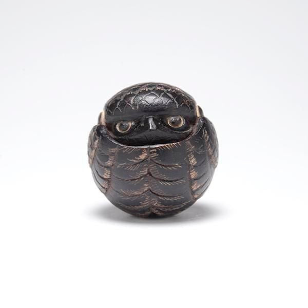 Ikkei netsuke Round Sparrow detail
