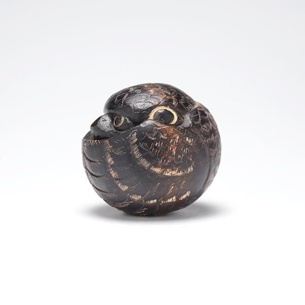 Ikkei netsuke Round Sparrow detail