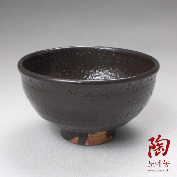 Rice-straw ash black glaze tea bowl by Yi Jong-ryeol