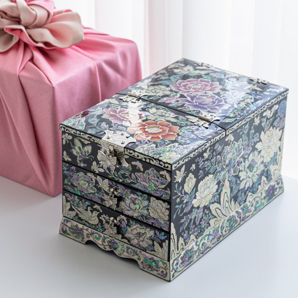 Najeon vanity box with peonies by Kim Gil-su