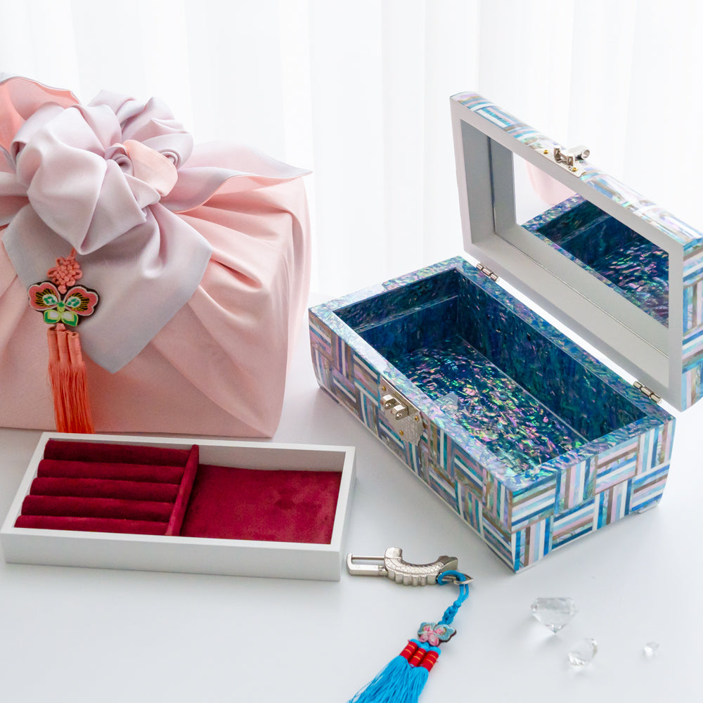 Rainbow jewelry box — detail