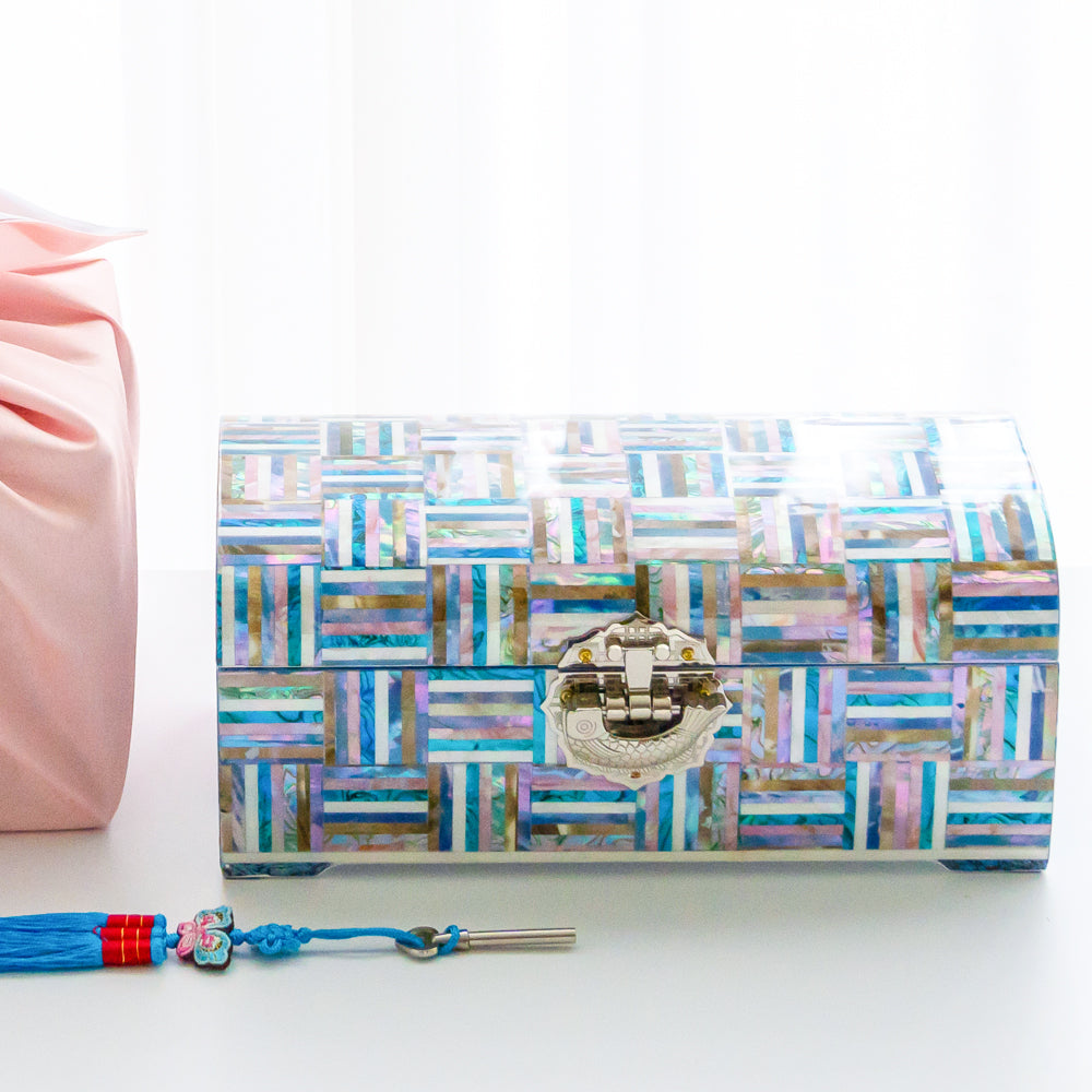 Rainbow jewelry box — detail