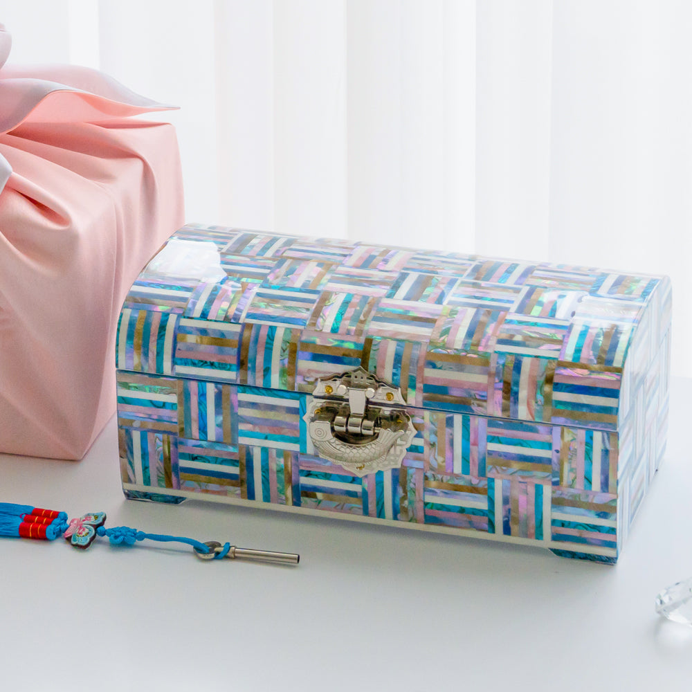 Rainbow jewelry box — detail