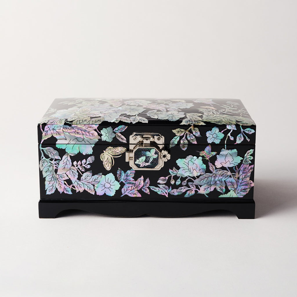 Peony & Butterfly lacquered jewelry chest by Lim Chung-hyu