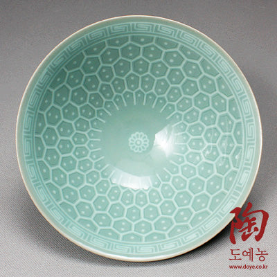 Inlaid celadon tea bowl with turtles by Jo Se-yeon
