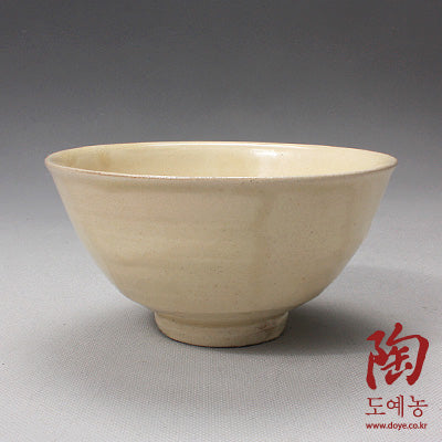 Buncheong deombeong tea bowl by Hong Jae-pyo