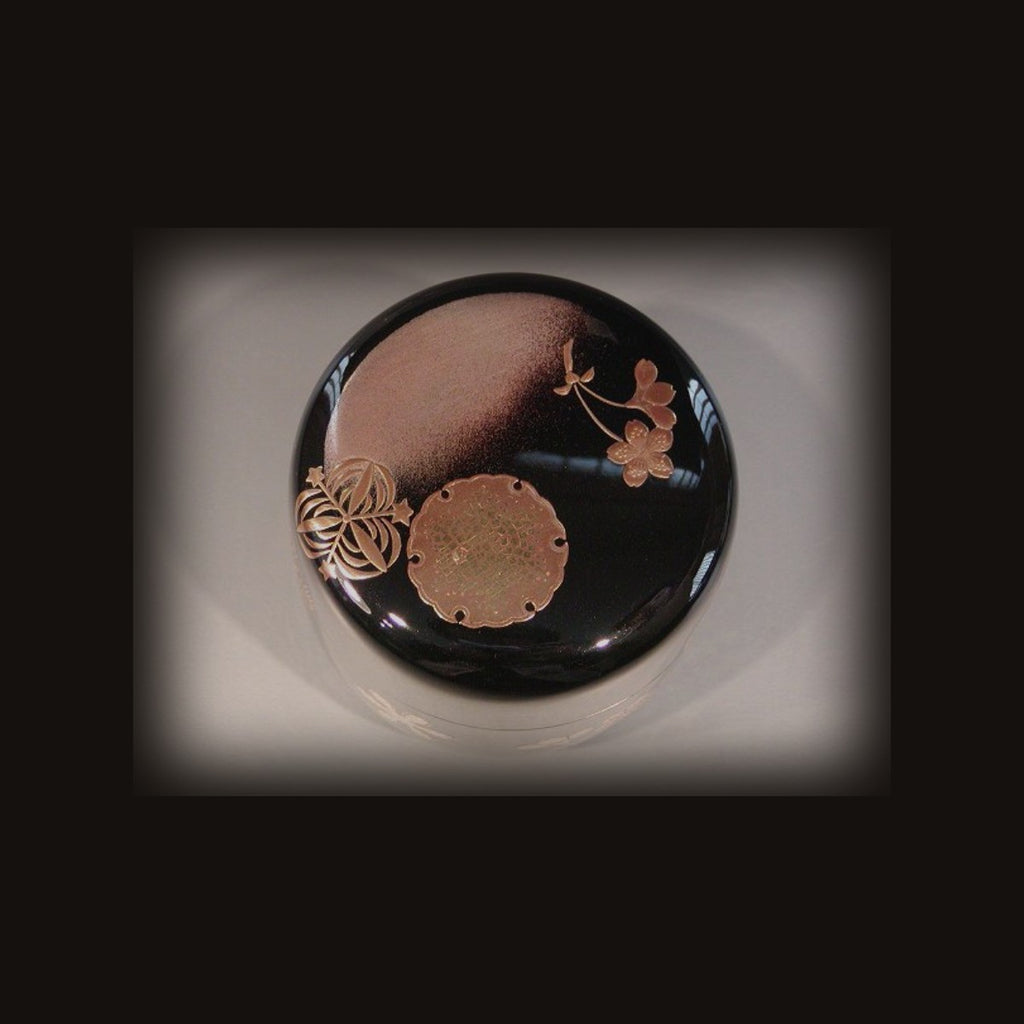 Ipposai natsume — maki-e detail
